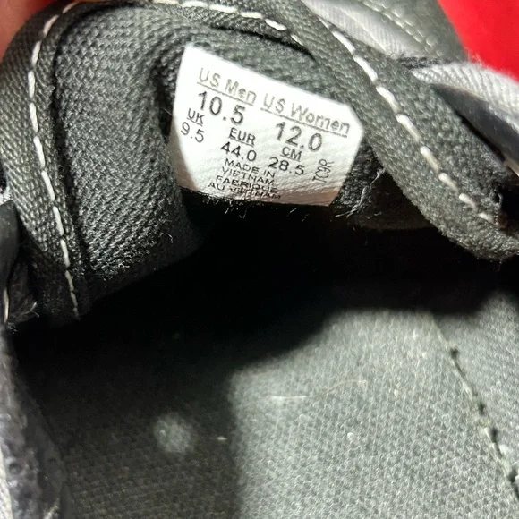 Vans Black and Gray Skate Sneakers with Waffle Sole - Picture 4 of 4